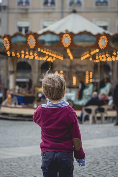 niño sindrome down en un parque de Santander con su acompañante terapéutico